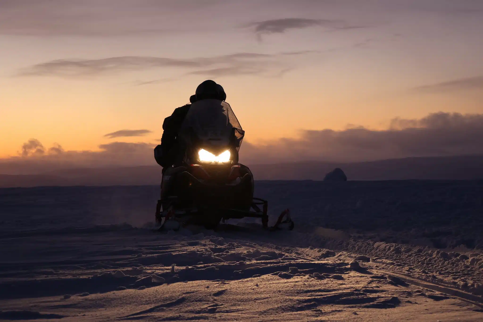 Moto de nieve bajo la luz mágica de la noche polar en Noruega