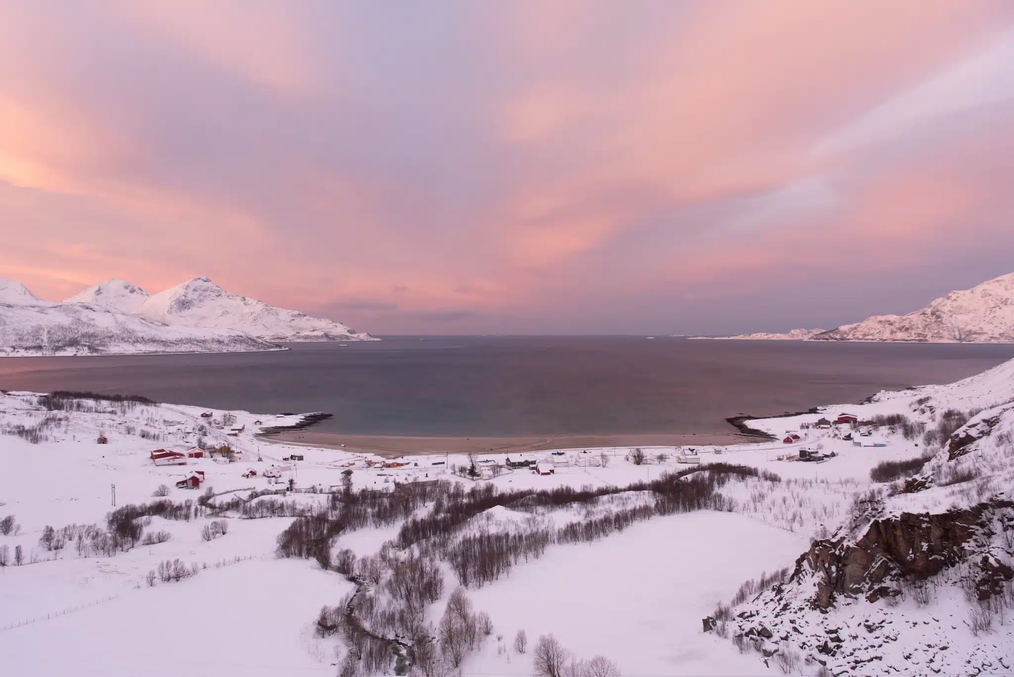 Fiordos nevados del norte de Noruega