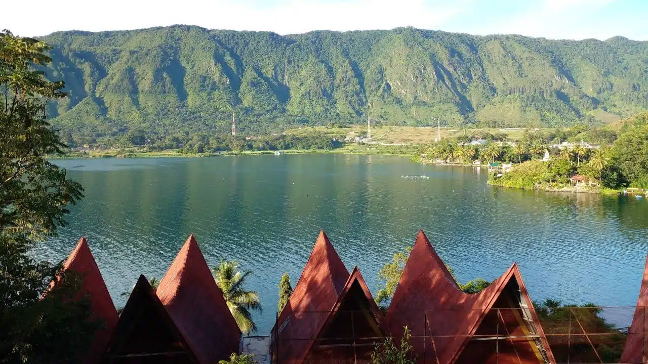 Vistas del lago Toba y pueblos Batak
