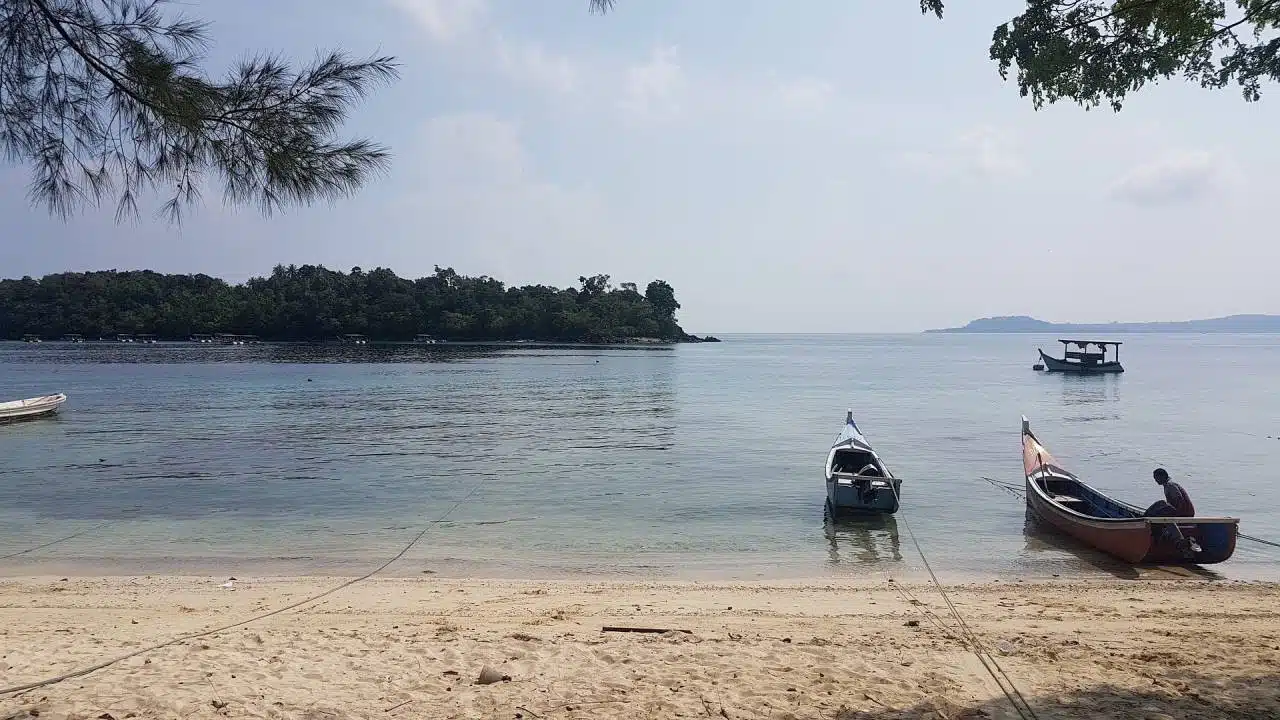 Playa y fondo marino en la isla de Pulau Weh
