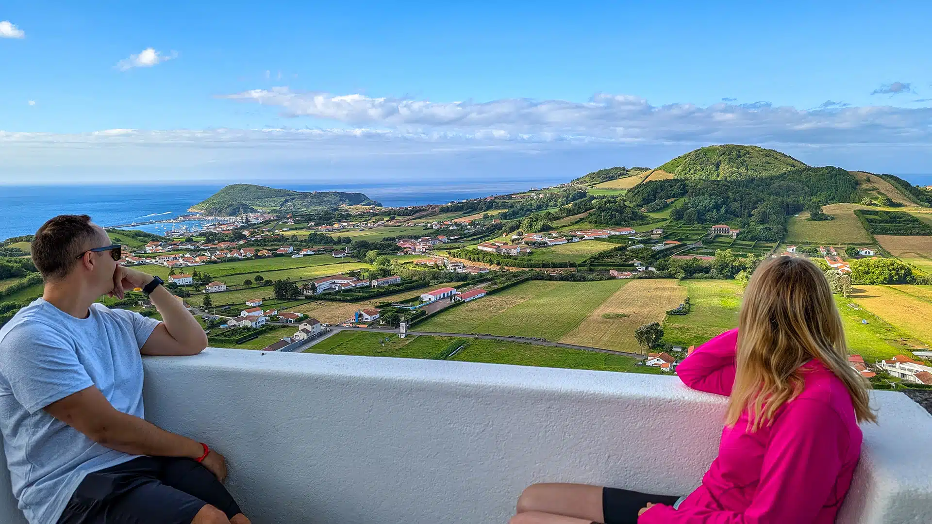 Ciudad de Horta en Azores desde un mirador